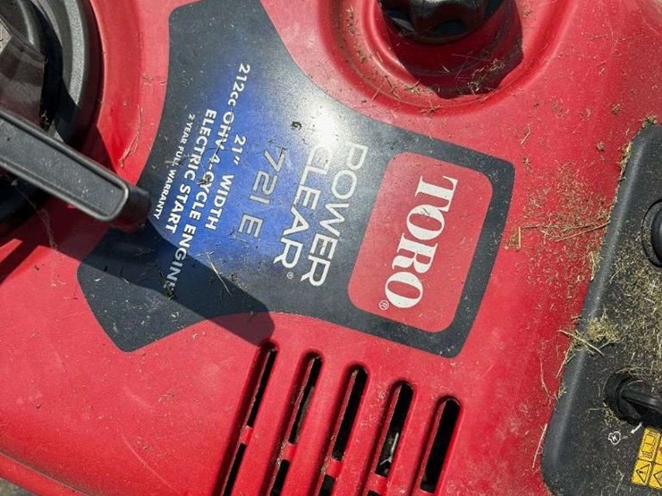 toro-power-clear-721e-snow-blower-image-2