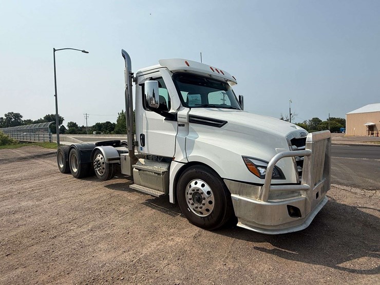 2024-freightliner-semi,-cummins-x15-engine,-420,478-miles,-10-speed,-full-locking-rear-ends,-tri-axl-image-1