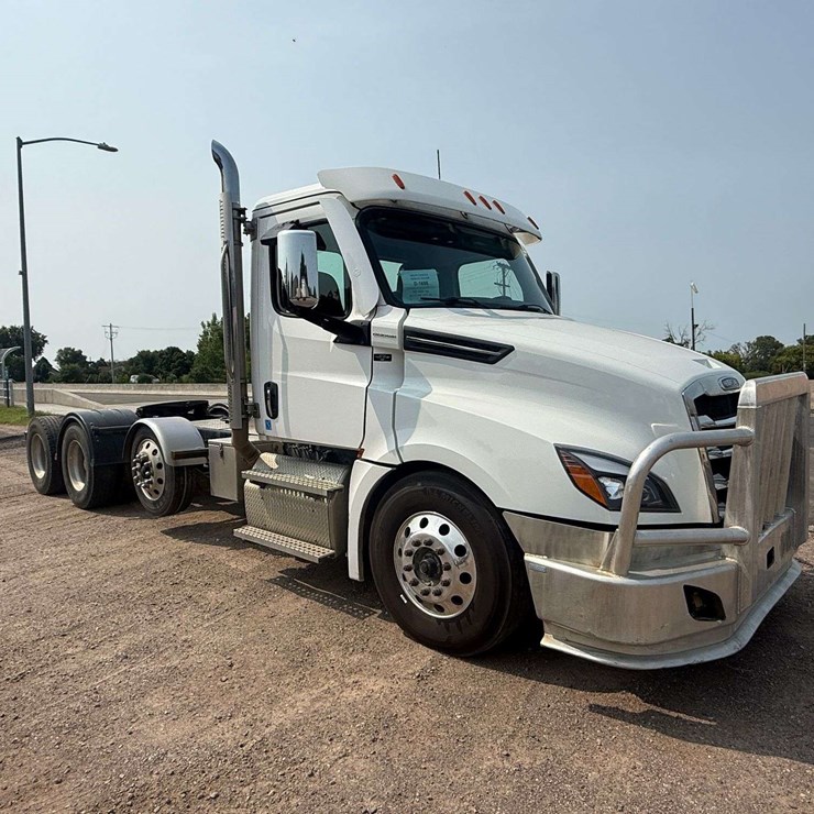2024 Freightliner Semi, Cummins X15 Engine, 420,478 Miles, 10 Speed, Full Locking Rear Ends, Tri Axl