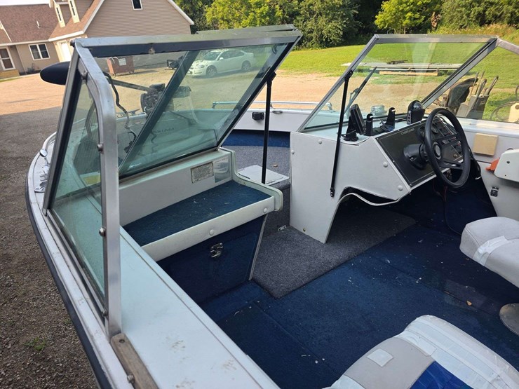 1990-crestliner-phantom-18’-boat-with-120hp-2-stroke-johnson-outboard-motor-and-15hp-johnson-kicker-image-32
