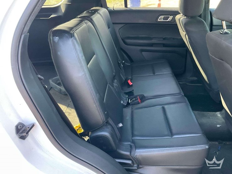 2019-ford-explorer-image-24