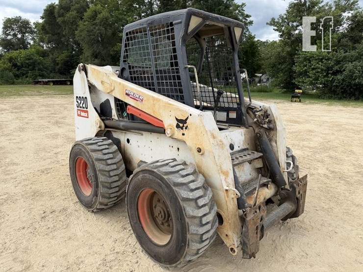 bobcat-s220-image-1