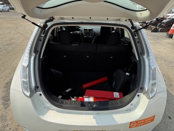 2015-nissan-leaf-electric-sedan-image-13
