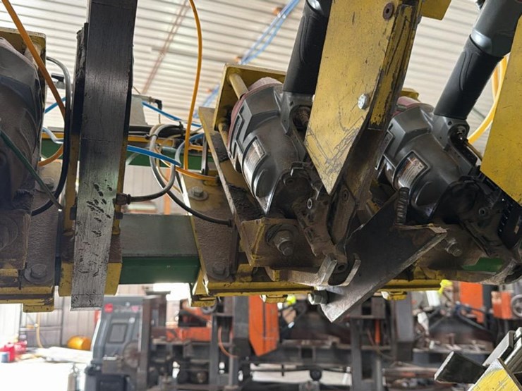 #151-•-universal-machinery-pallet-nailer-image-13