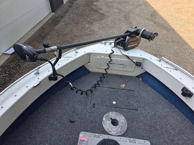 1990-crestliner-phantom-18’-boat-with-120hp-2-stroke-johnson-outboard-motor-and-15hp-johnson-kicker-image-44