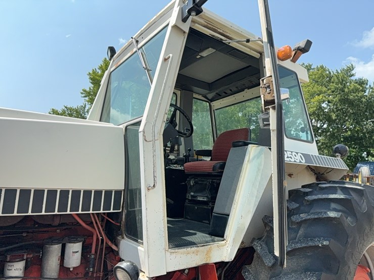 case-2590-tractor-image-35