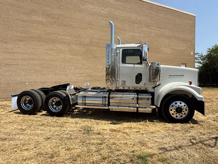 2017-western-star-4900fa-image-5