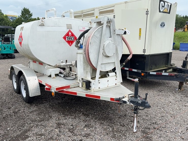 #2098-•-2007-tandem-axle-fuel-trailer-image-2