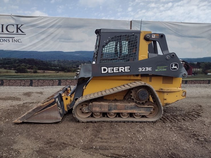 deere-323e-image-1