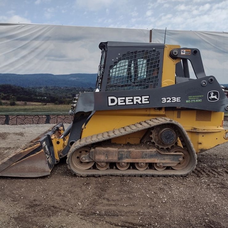 DEERE 323E