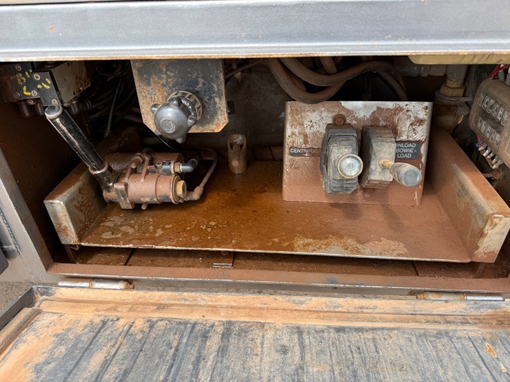 2019-peterbilt-389-image-13