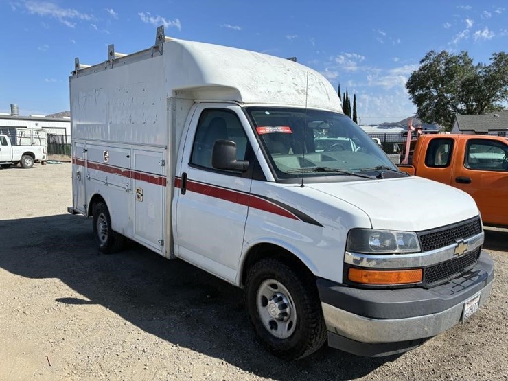2017-chevrolet-express-g3500-image-2