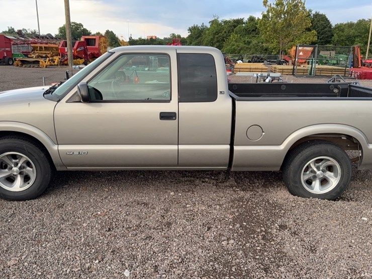 2003-chevrolet-s10-image-11