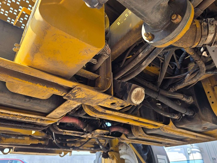 rogator-1074-self-propelled-sprayer,-100'-booms,-currently-winterized,-320/90r50-tires,-rears-with-d-image-46