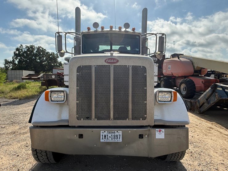 2009-peterbilt-367-image-3