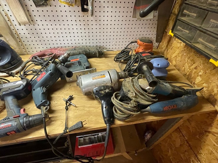 #7142-•-contents-of-table-top-image-3