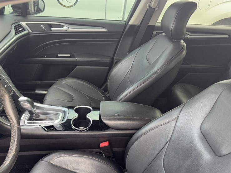 #3014-•-2016-ford-fusion-car-image-21