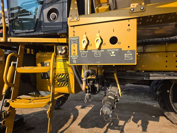 rogator-1074-self-propelled-sprayer,-100'-booms,-currently-winterized,-320/90r50-tires,-rears-with-d-image-33