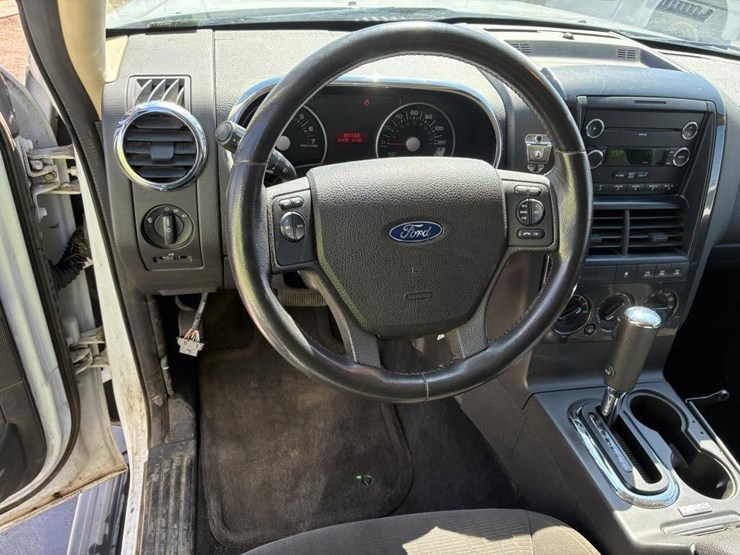 2010-ford-explorer-image-18