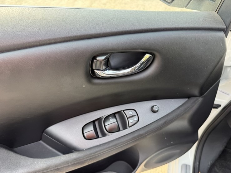 2015-nissan-leaf-electric-sedan-image-22