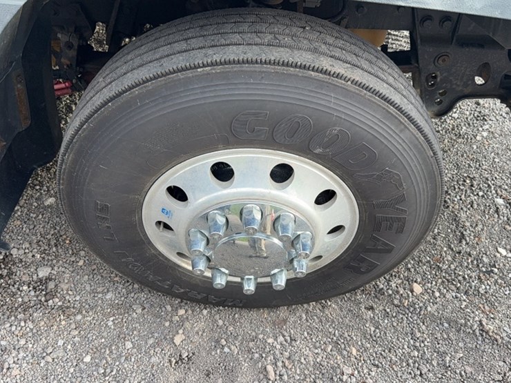 2013-caterpillar-ct660-image-4