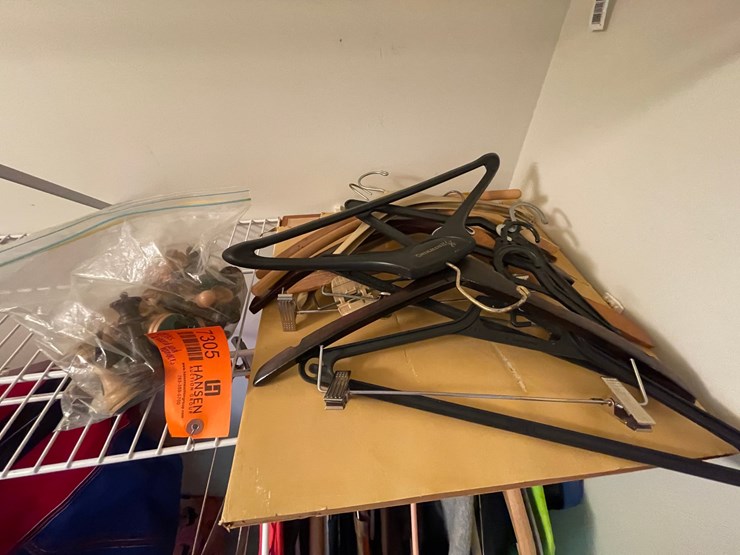 #7305-•-chess-set-and-hangers-image-3