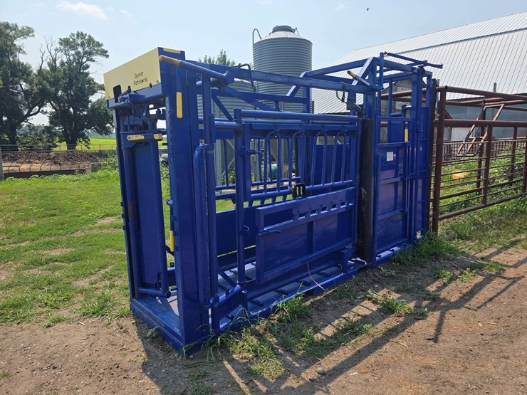 spanier-welding-deluxe-cattle-chute.-per-seller:-this-chute-is-approximately-5-years-old-and-is-in-g-image-2
