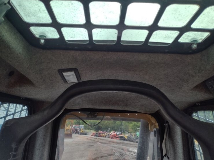 deere-323e-image-9