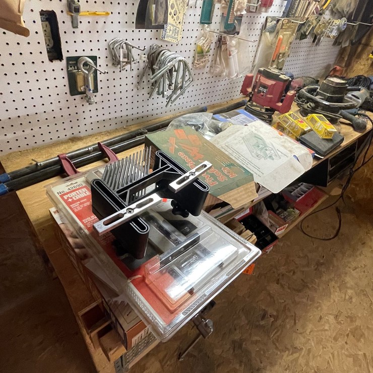 #7142 • Contents of Table Top