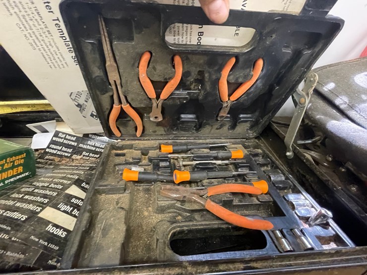 #7110-•-small-tool-box-and-contents-image-4