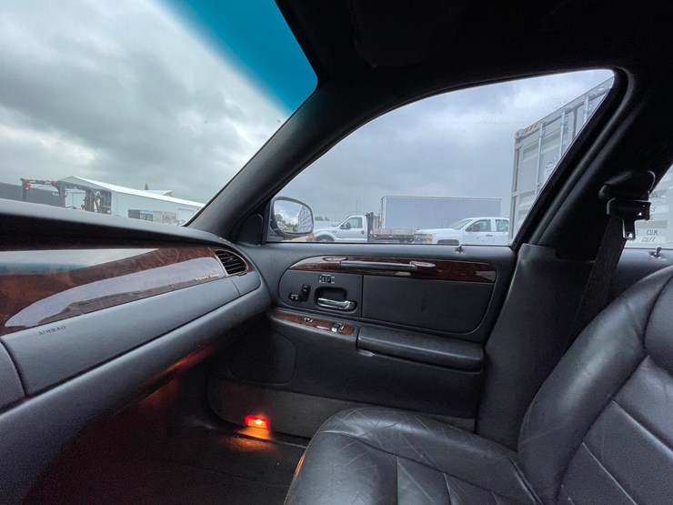 #2955-•-2001-lincoln-town-car-signature-collection-sedan-(has-wi-title)-image-43