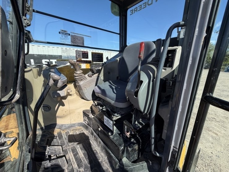 2011-deere-85d-image-32