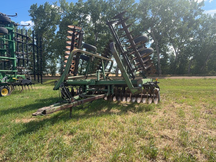 john-deere-335-image-11