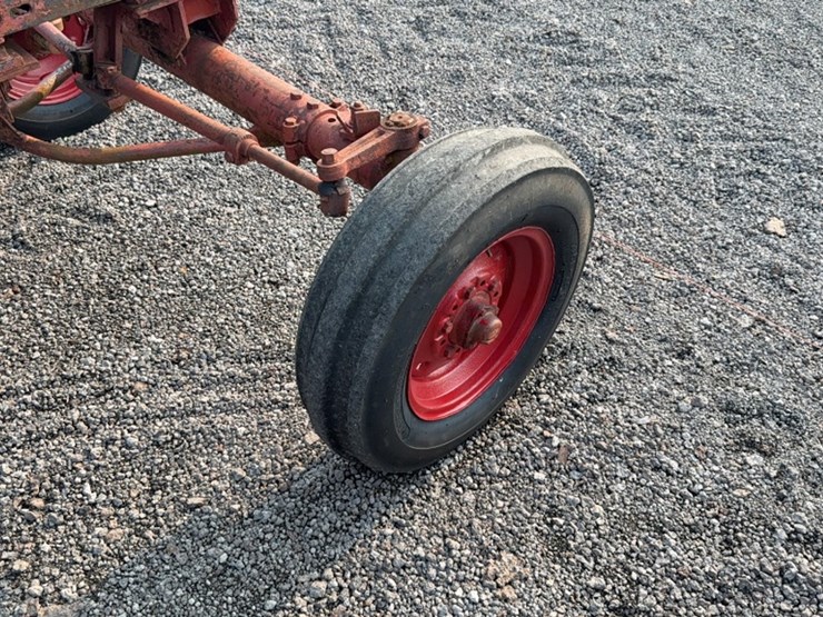 #3047-•-mccormick-farmall-560-tractor-image-6