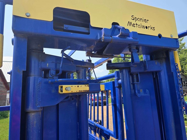 spanier-welding-deluxe-cattle-chute.-per-seller:-this-chute-is-approximately-5-years-old-and-is-in-g-image-9
