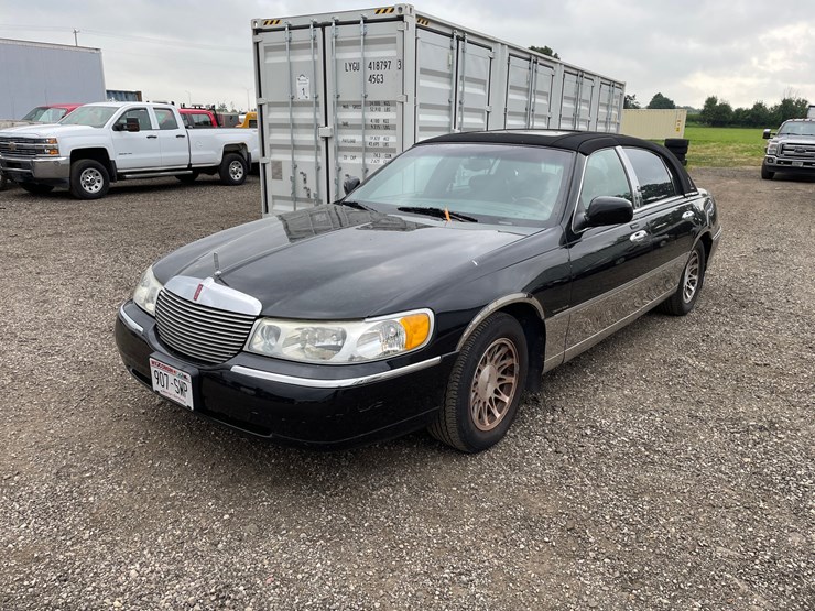 #2955-•-2001-lincoln-town-car-signature-collection-sedan-(has-wi-title)-image-1