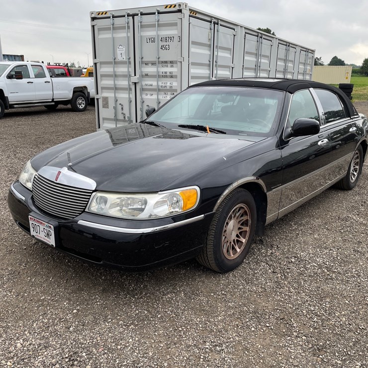 #2955 • 2001 Lincoln Town Car Signature Collection Sedan (Has WI Title)