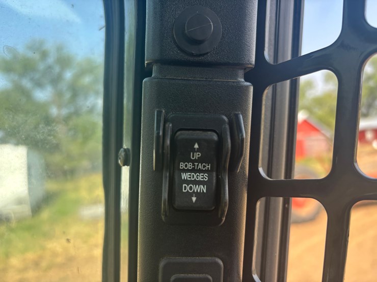 2015-bobcat-t650-image-15
