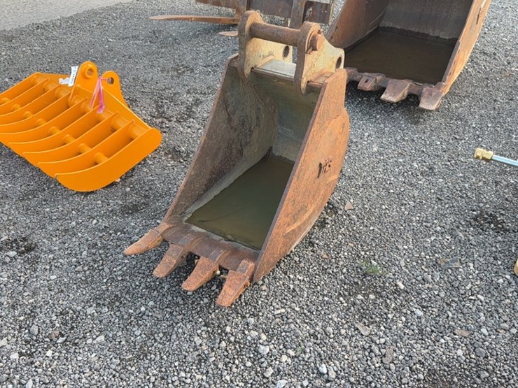 #2001-•-tag-16"-excavator-bucket-image-2