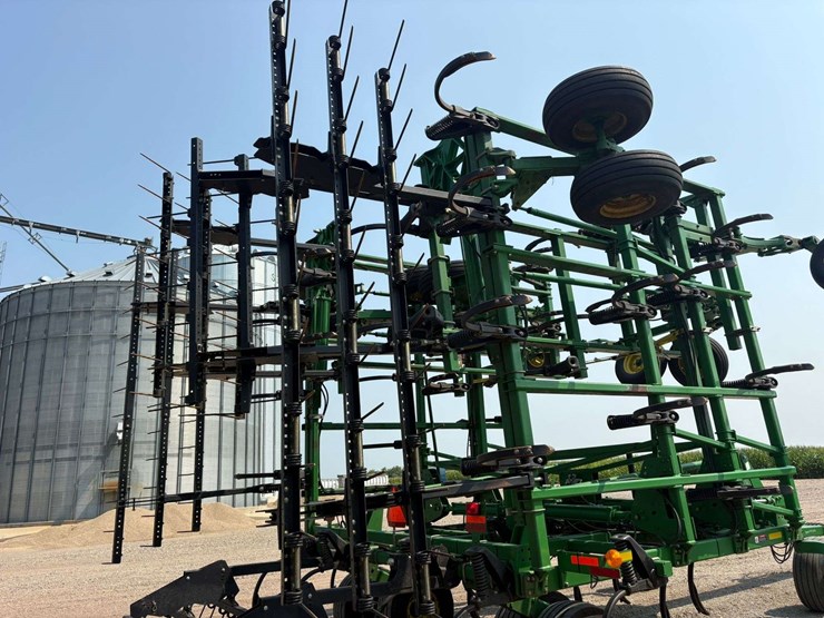 2014-john-deere-2410-image-33