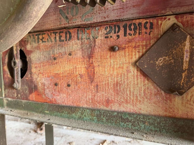 john-deere-no.-2-two-hole-corn-sheller-image-2