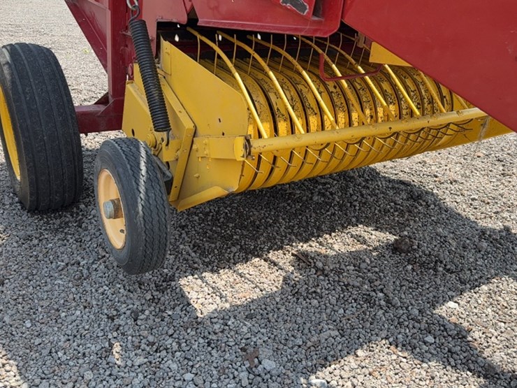 new-holland-br7050-image-3
