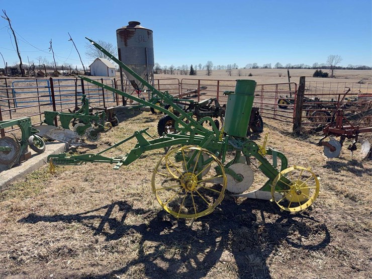 john-deere-pull-type-two-bottom-plow-image-2