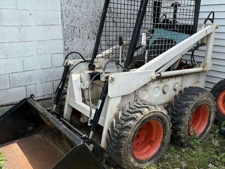skid-steer-loader,-gas-engine-image-2