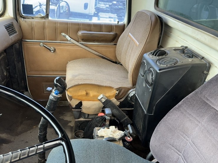 1989-ford-l8000-image-16