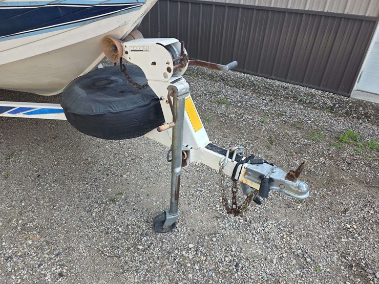 1990-crestliner-phantom-18’-boat-with-120hp-2-stroke-johnson-outboard-motor-and-15hp-johnson-kicker-image-5