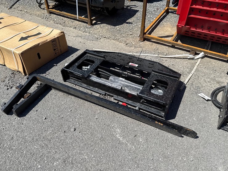 #6057-•-60"-skid-steer-hyd-sliding-pallet-forks-image-1