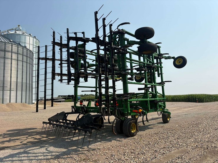 2014-john-deere-2410-image-6