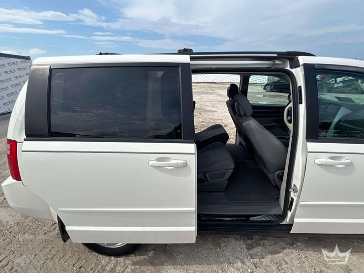 2010-dodge-grand-caravan-image-21