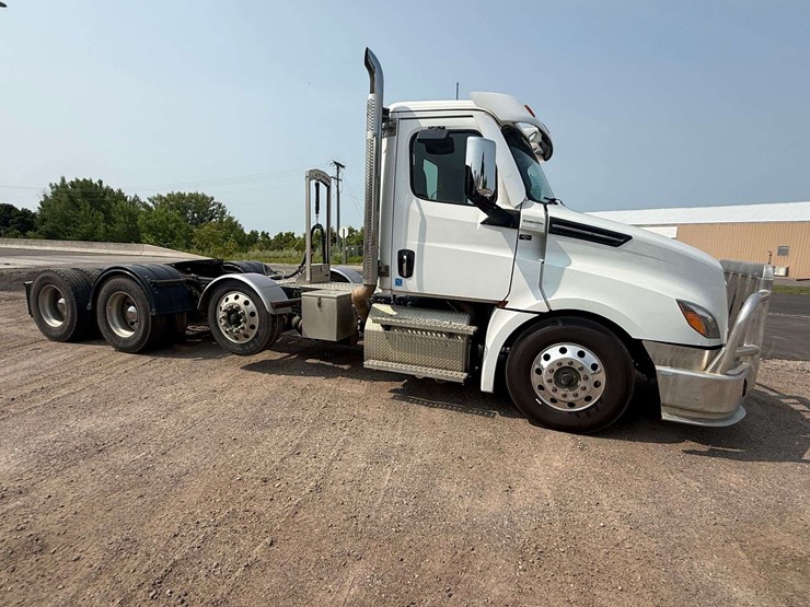 2024-freightliner-semi,-cummins-x15-engine,-420,478-miles,-10-speed,-full-locking-rear-ends,-tri-axl-image-9